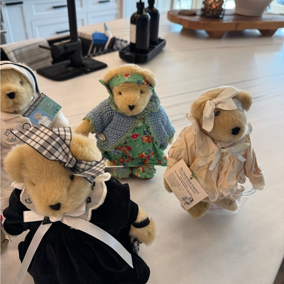 Muffy VanderBear and Hoppy VanderHare stuffed animals - Picture 9 of 9